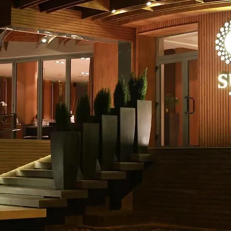 River Park 酒店 4*